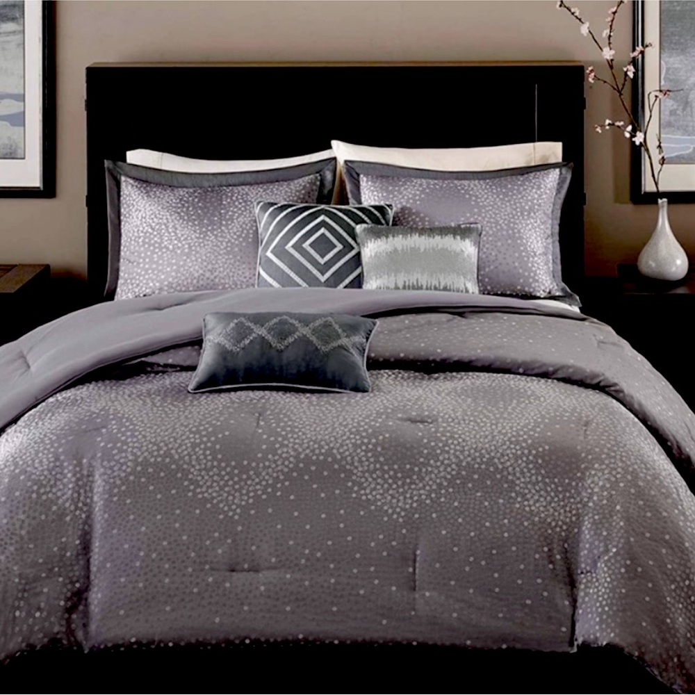 Madison Park Queen Duvet with
2 Standard Shams and 4 Throw Pillows